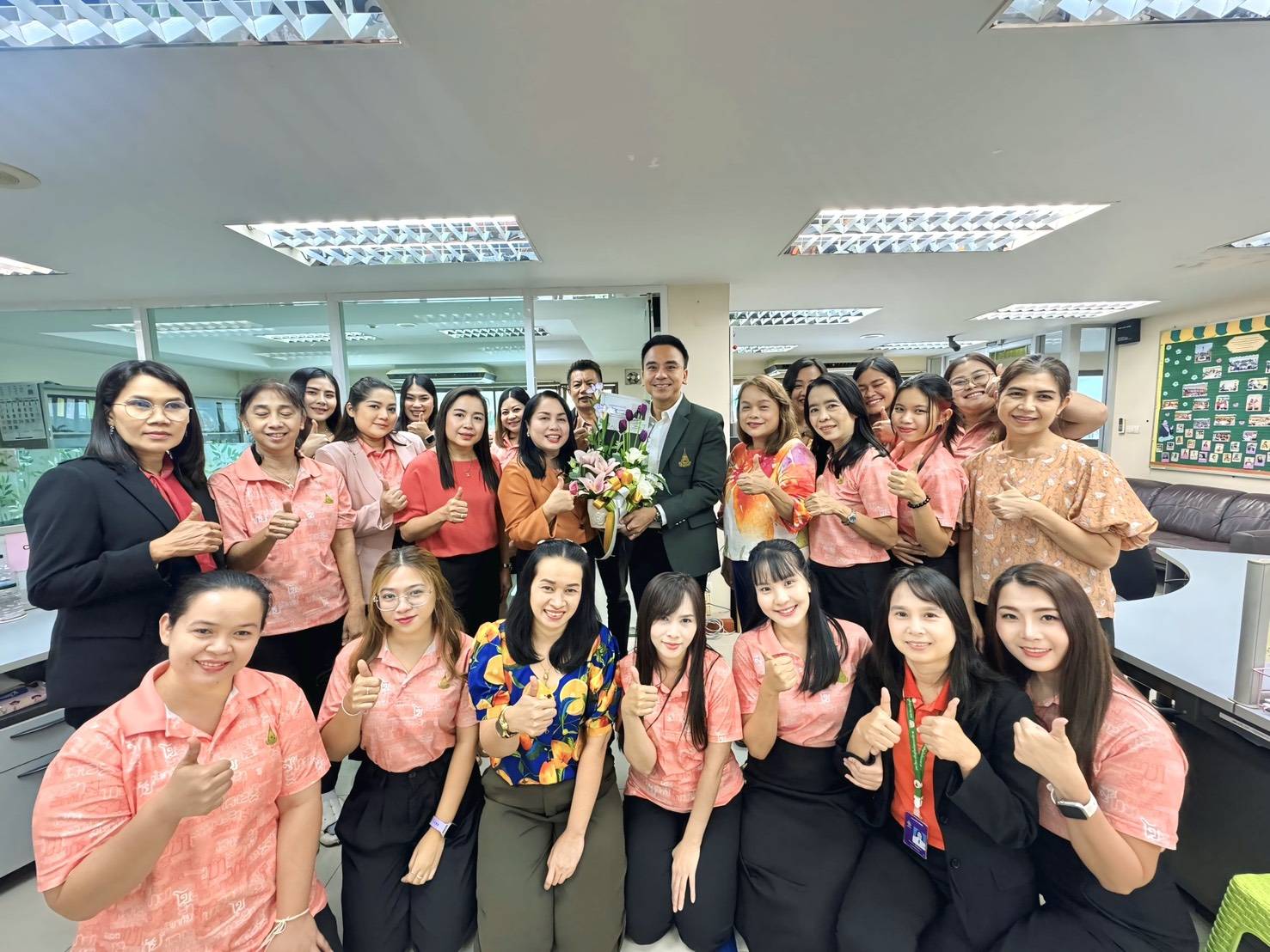 You are currently viewing ศูนย์สารสนเทศและศูนย์บริการร่วมแบบครบวงจร (OSS) ขอขอบคุณรองอธิการบดีฝ่ายแผน ยุทธศาสตร์ และเทคโนโลยีการศึกษา รองศาสตราจารย์ ดร.ธนศักดิ์ สายจำปา ได้พบปะพูดคุยเติมเต็ม พร้อมมอบนโยบายและขวัญกำลังใจให้บุคลากร ในการทำงานด้านบริการอย่างมีความสุขและมีประสิทธิภาพมากอย่างขึ้น